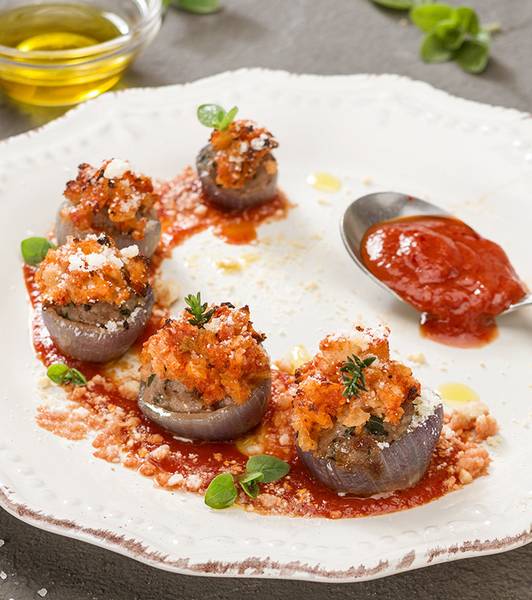 Onions stuffed with tomato crumble