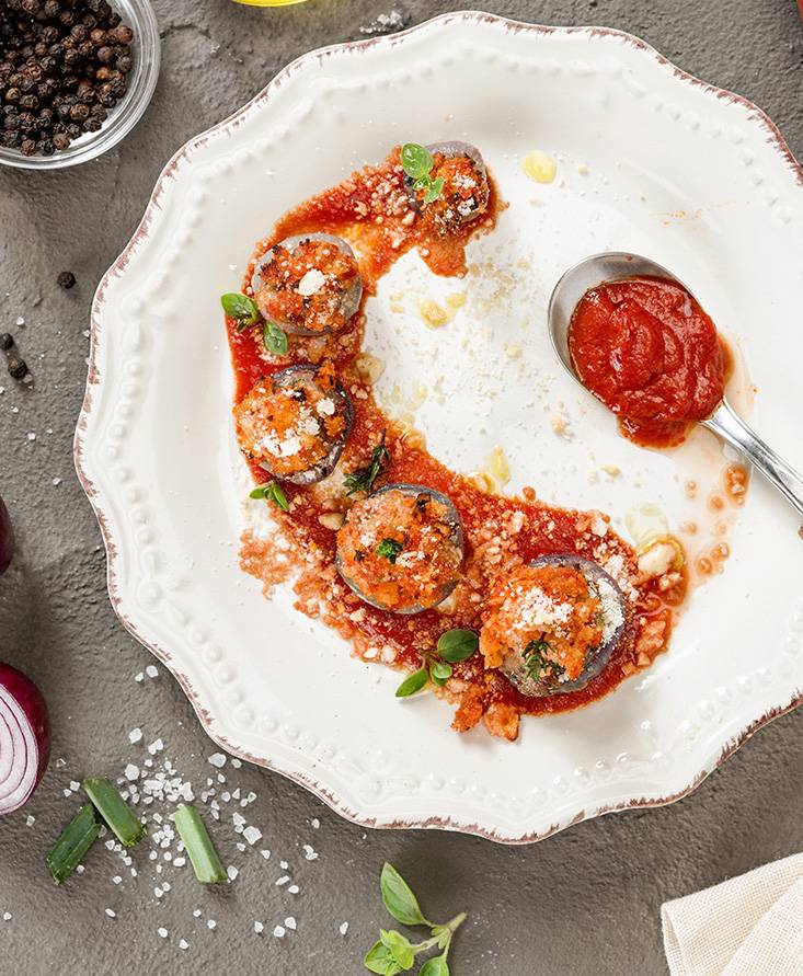Onions stuffed with tomato crumble