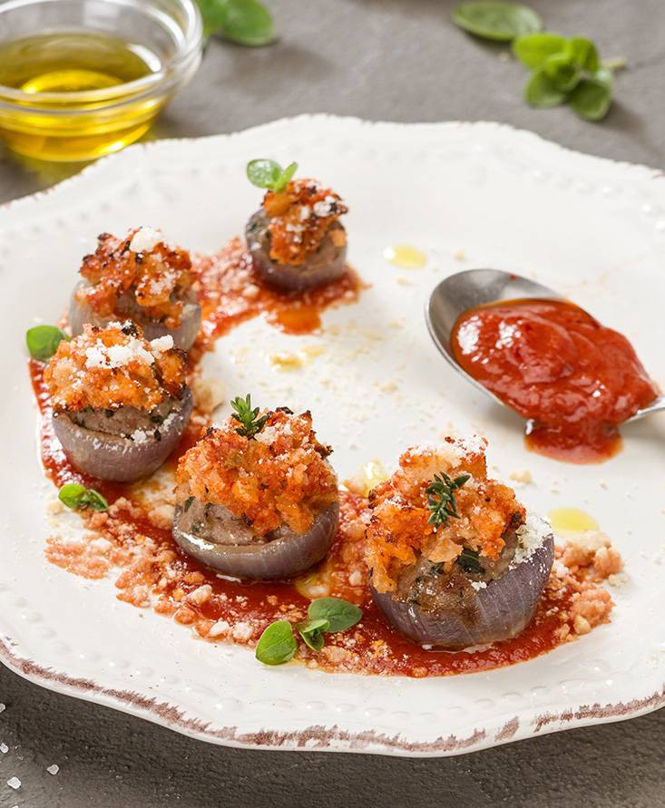 Onions stuffed with tomato crumble
