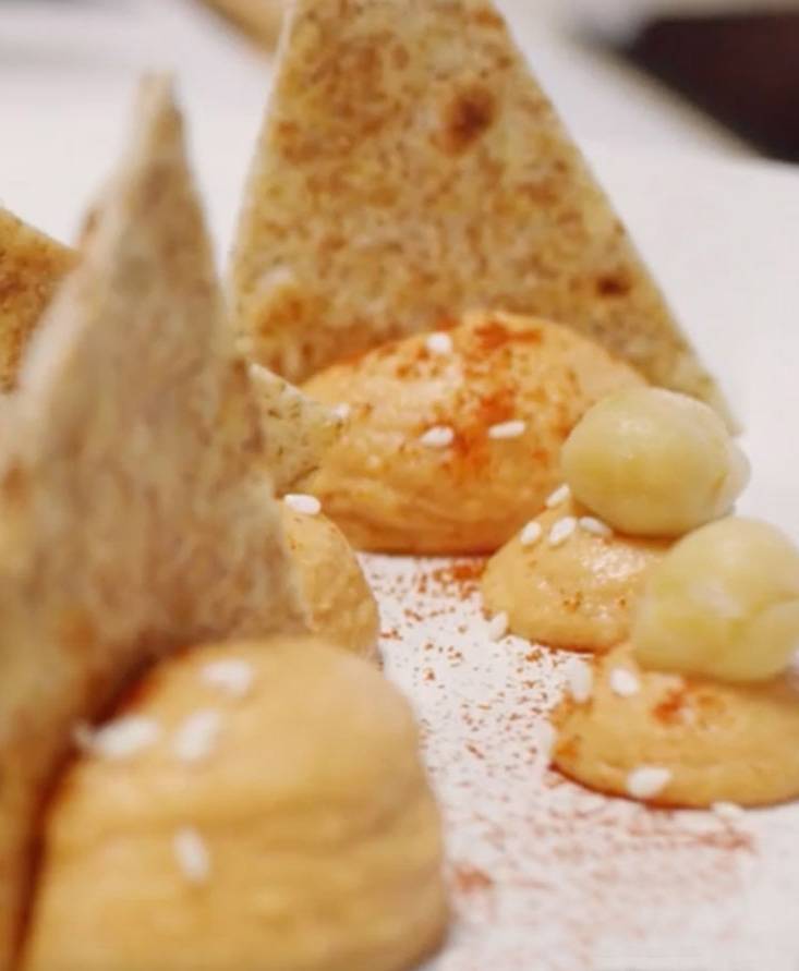 Chickpea hummus with tomato