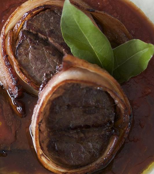 Bacon, tomato and red wine beef medallions