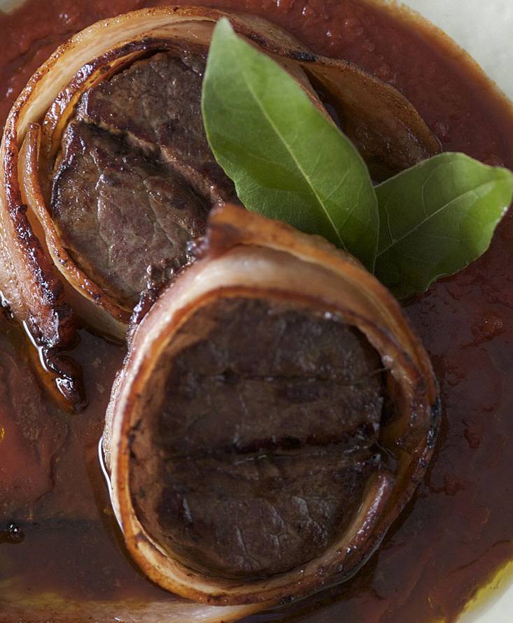 Bacon, tomato and red wine beef medallions