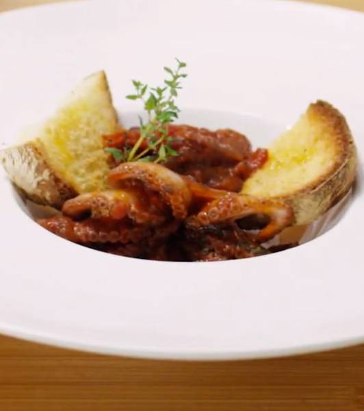 Octopus in tomato sauce