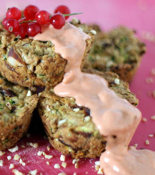 Zucchini and sun-dried tomato Muffins with vegan Aurora Sauce