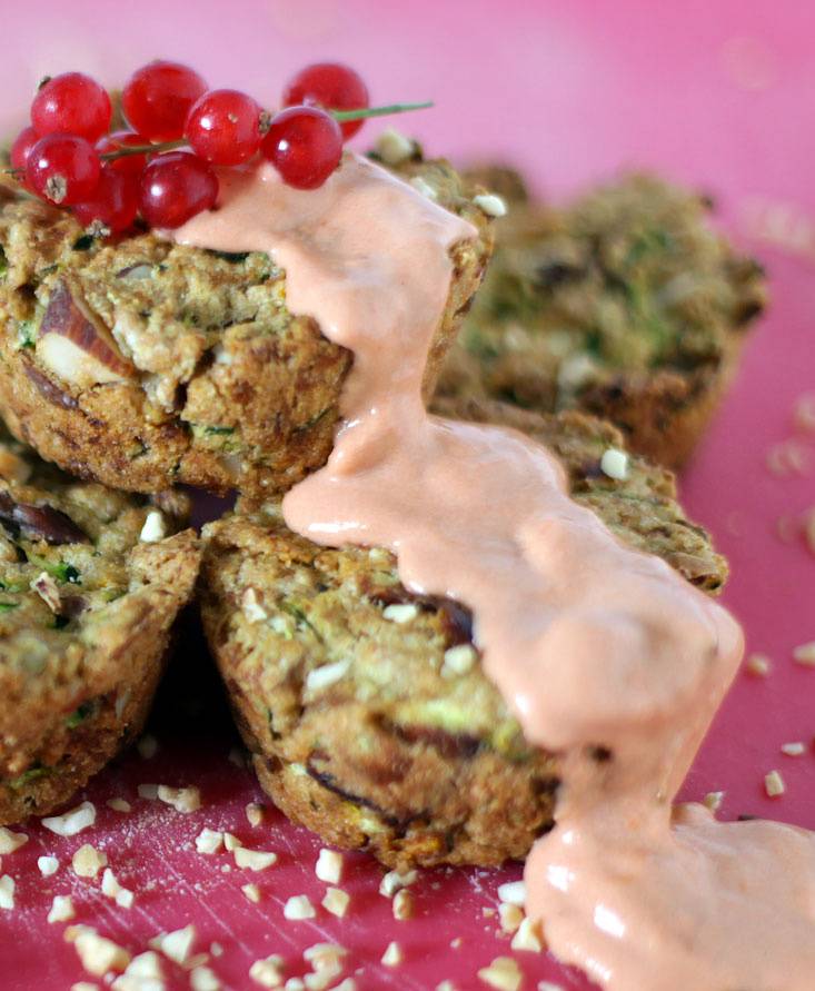 Zucchini and sun-dried tomato Muffins with vegan Aurora Sauce