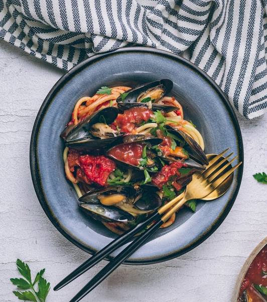 PASTA WITH MUSSELS IN SPICY TOMATO SAUCE