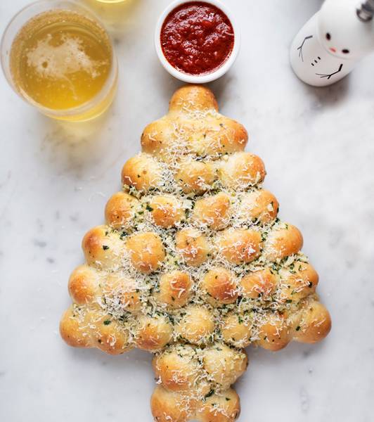Pull-Apart Cheesy Garlic Christmas Tree
