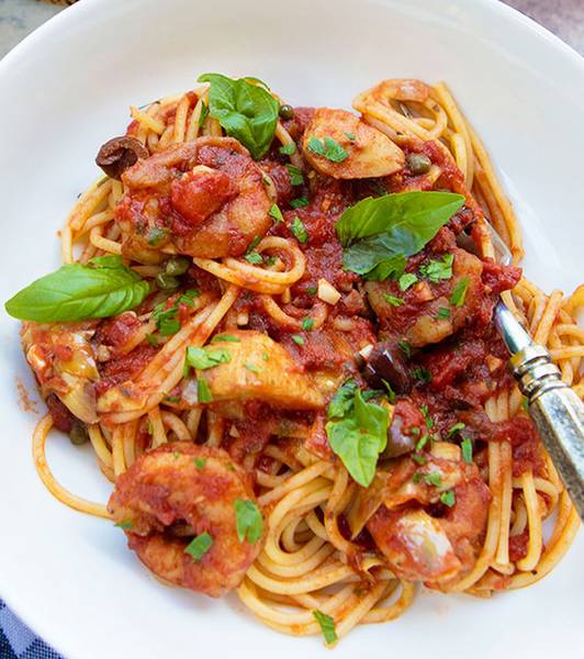 Spaghetti with shrimp and artichokes