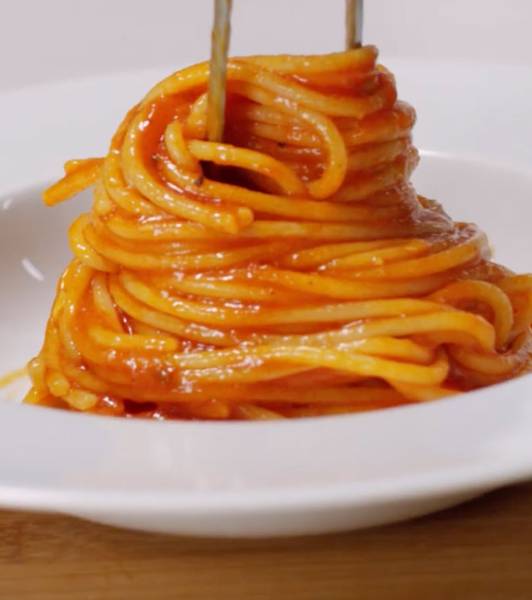 Spaghetti with garlic sauce