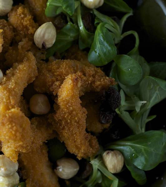 Breaded shredded chicken with tomatoes, raisins and hazelnuts